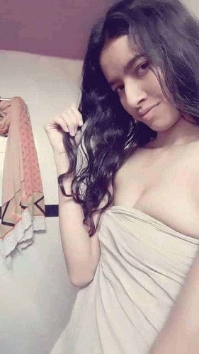 Cute Desi Girl Selfie Leaked Online – Photos