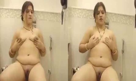 Horny Sexy Mature Bhabhi Nude Hot Show In Bathroom