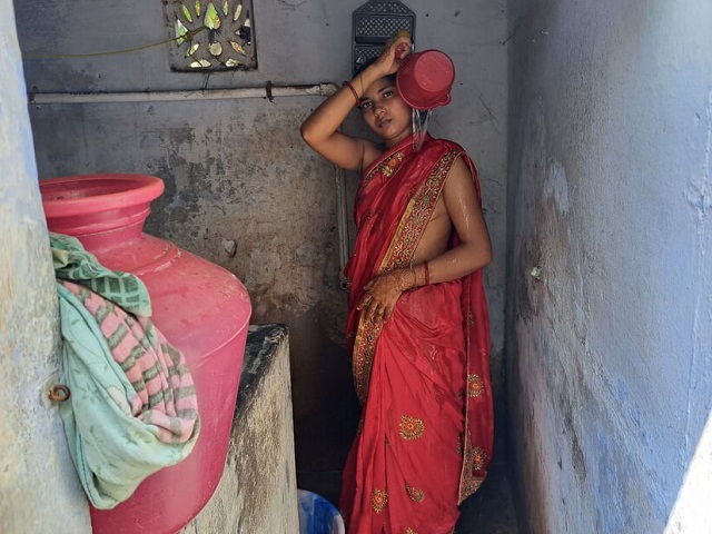 Newly married bhabhi ko bathroom me choda Indian bhabhi devar Desi sex
