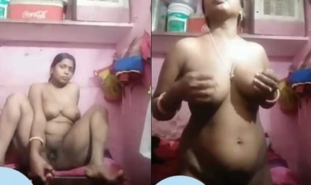 Bihari Big Boobs Housewife Dildoing Pussy With A Chapati Roller