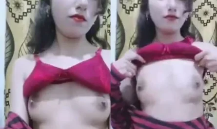 Kashmiri Teen Girl Showing Her Small Tits XXX Desi Sex