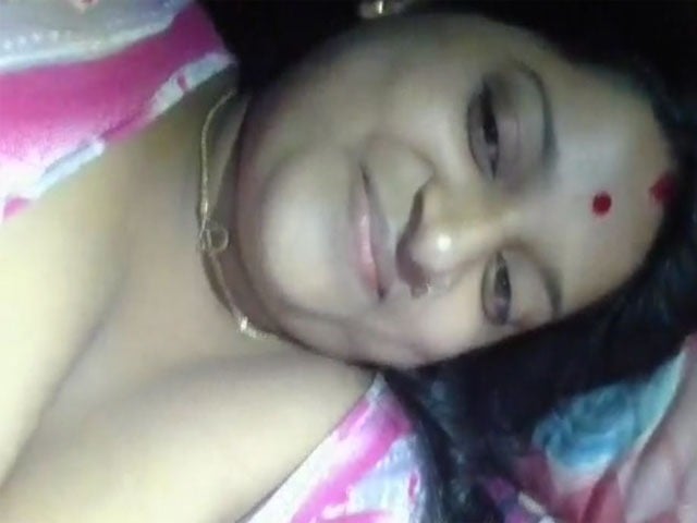 Sexy Bengali Boudi Showing Big Boobs And Pussy