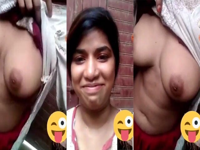 Karachi Girl Showing Her Sexy Boobs On Video Call XXX