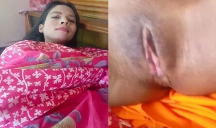 Bangladeshi Naughty Girl Showing Her Wet Juicy Pussy