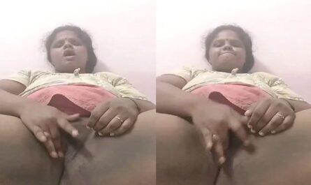 Mature Big Ass South Indian Bhabhi Fingering Pussy