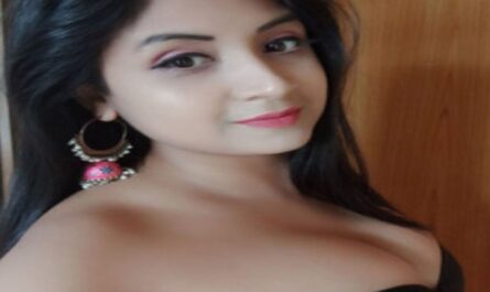 Super Sexy Figure Indian Beauty Showing Hot Boobs