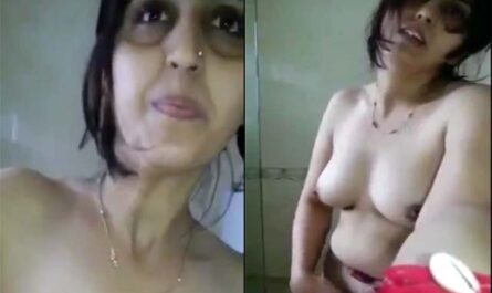 Desi Sexy Bhabhi Fingering And Making XXX Video