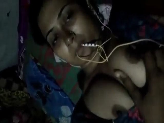Hot Desi Bhabhi Showing Big Boobs On Video Call XXX