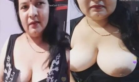 Mature Busty Bhabhi Big Boobs Show On Live Cam 1