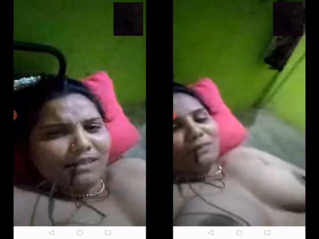 Chubby Bhabhi Shows Her Sexy Boobs And Pussy