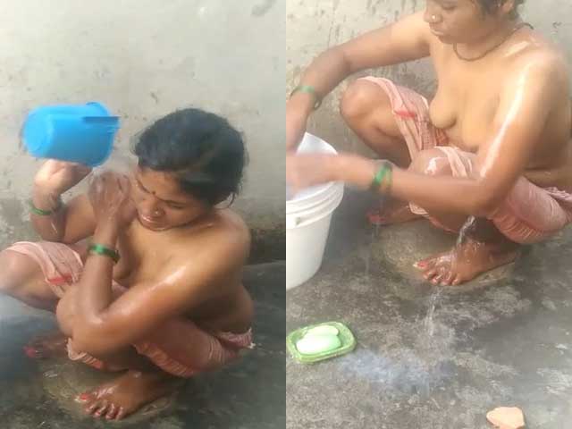 Desi Bhabhi Hot Topless Bath XXX Video