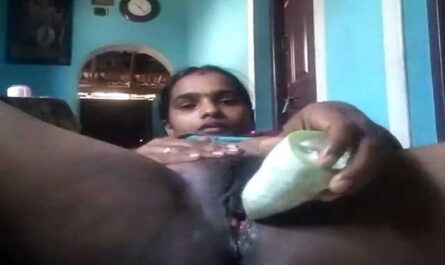Desi Horny Housewife Masturbating With Veggie On Cam XXX