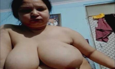 Desi Mature Busty Bhabhi Showing Her Hot Big Big Melons