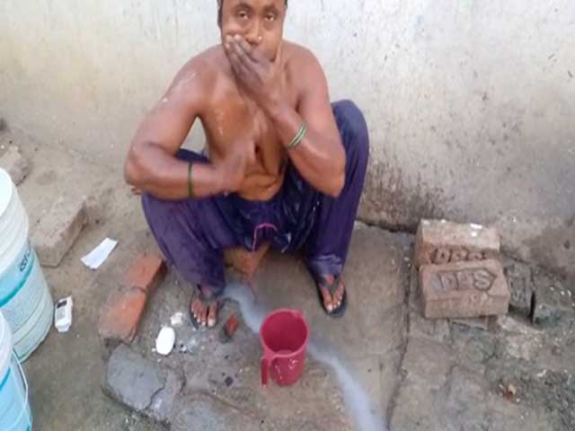 Desi Village Mature Bhabhi Bathing Topless On Cam