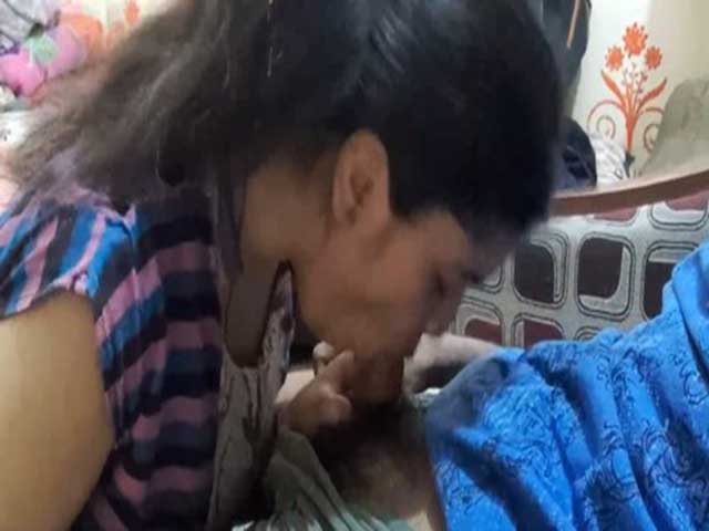 Hot Looking Indian Girl Giving Deep Blowjob To Pervert Bf