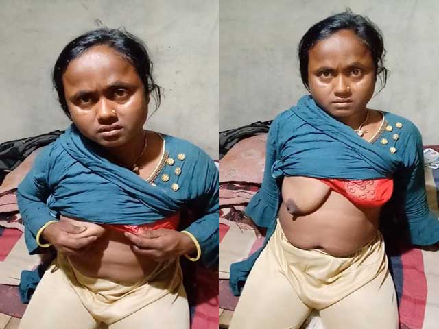 Pervert Hubby Making XXX Video Of Her Wife Showing Boob