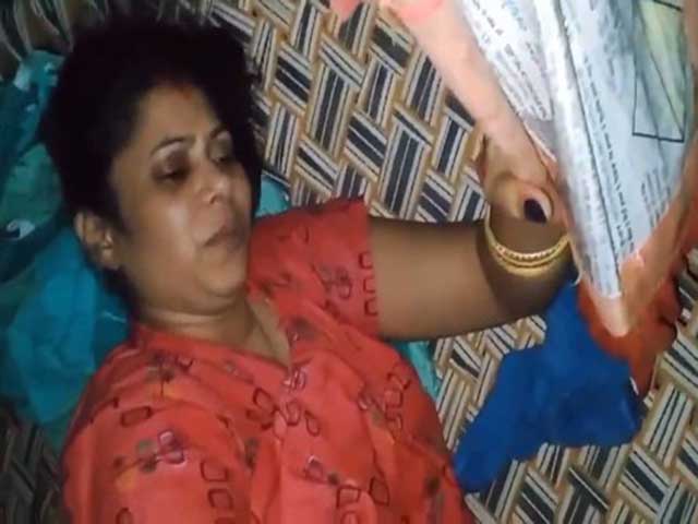 Desi Slutty Housewife Giving Handjob Lying On Cot