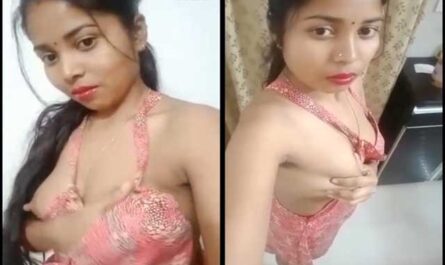 Sexy Naughty Desi Bhabhi Showing Her Boobs