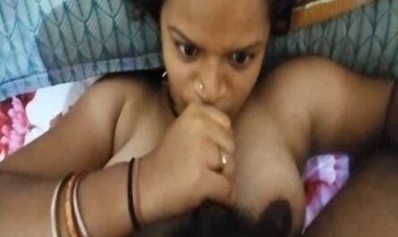 Sexy Desi Housemaid Satisfying Her Pervert Owner With Blowjob