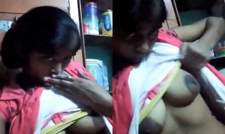 Desi Sexy Girl Showing Her Cute Bosoms And Vagina