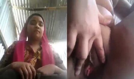 Naughty Muslim Village Girl Showing Her Tight Plump Pussy