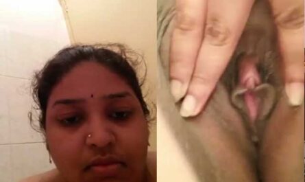 Big Boob Bhabhi Showing Her Big Sex Hungry Pussy