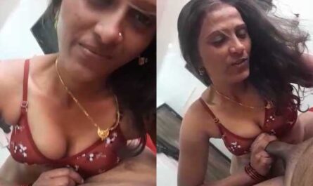 Desi Sexy Bhabhi Giving Handjob XXX