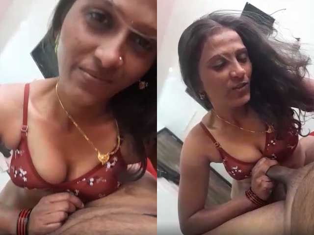 Desi Sexy Bhabhi Giving Handjob XXX