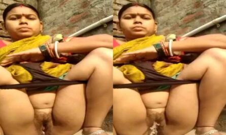 Mature Naughty Village Wife Making Pissing Video For Lover