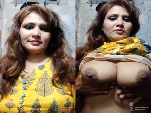 Horny Busty Indian Bhabhi Shows Big Boobs And Horny Pussy