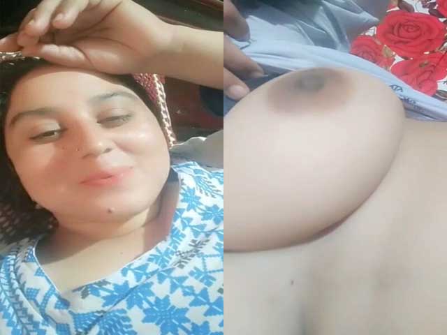 Mature Busty Bhabhi Showing Her Big Milky Boobs