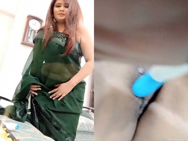 Super Hot Horny Indian Bitch Poking Her Pussy