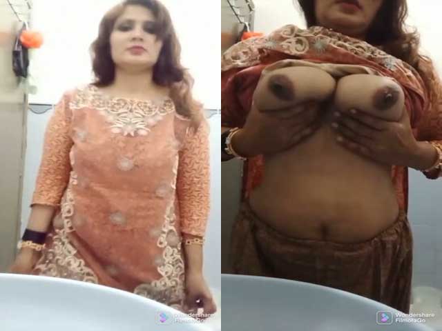 Matured Bhabhi Showing Sexy Boobs And Horny Pussy