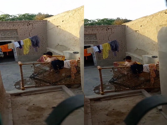 Desi Village Bhabhi Bathing Viral XXX Clip