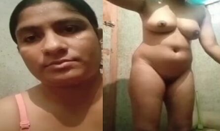 Desi Hot Figure Housewife Pissing And Nude Bath Viral Show