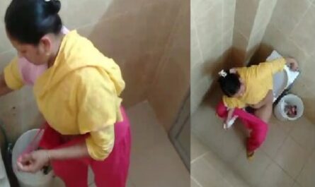 Indian Aunty Pissing In Viral Cam Sex Video