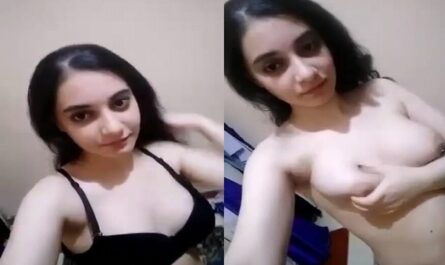 Pakistani Sexy College Girl Boobs XXX Show Viral Topless