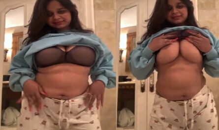 Desi Big Boobs High Class Busty Girl Topless Selfie XXX
